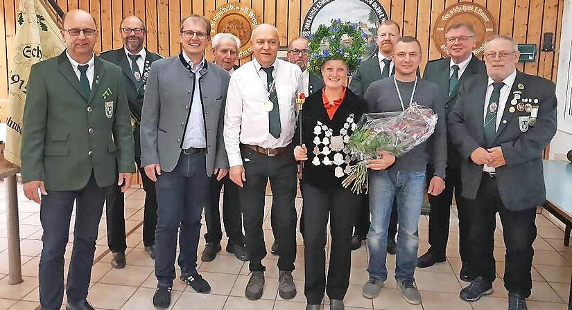 Bild von links nach rechts: Erster Vorsitzender Ronald Meisel, Zweiter Schützenmeister Max Menzel, Dritter Bürgermeister Ralf Hartnack, Ehrenvorsitzender Gerhard Neugebauer, Erster Ritter Thomas Schödel, Sportleiter Reinhard Schilhanneck, Königin ... Bild von links nach rechts: Erster Vorsitzender Ronald Meisel, Zweiter Schützenmeister Max Menzel, Dritter Bürgermeister Ralf Hartnack, Ehrenvorsitzender Gerhard Neugebauer, Erster Ritter Thomas Schödel, Sportleiter Reinhard Schilhanneck, Königin ...