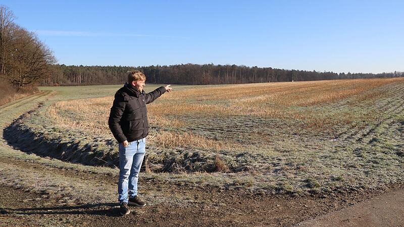 Projektentwickler Julian Käs von der BayWa r.e. Solar Projects GmbH in München zeigt auf eine Teilfläche des geplanten Solarparks, etwa 1,2 Kilometer Luftlinie nördlich des Zeilbergs. Projektentwickler Julian Käs von der BayWa r.e. Solar Projects GmbH in München zeigt auf eine Teilfläche des geplanten Solarparks, etwa 1,2 Kilometer Luftlinie nördlich des Zeilbergs.