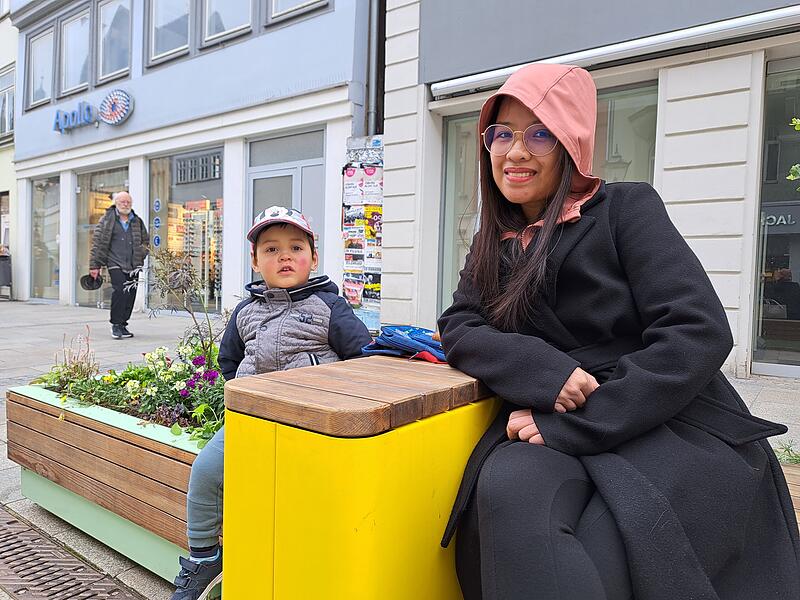 Jessa Caadan und ihr Sohn Kimi finden die Sitzgelegenheiten toll.