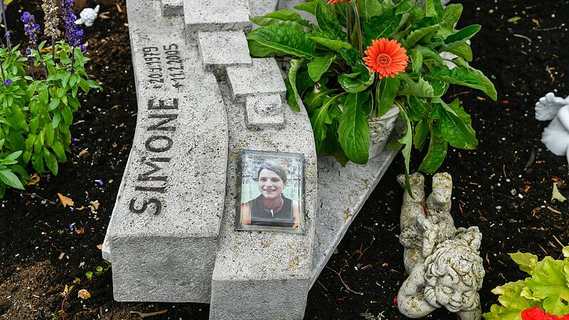 Rieden im Landkreis Würzburg ist der Geburtsort von Simone Strobel, die 2005 in Australien ermordet wurde. Dort befindet sich auch das Grab der jungen Frau.