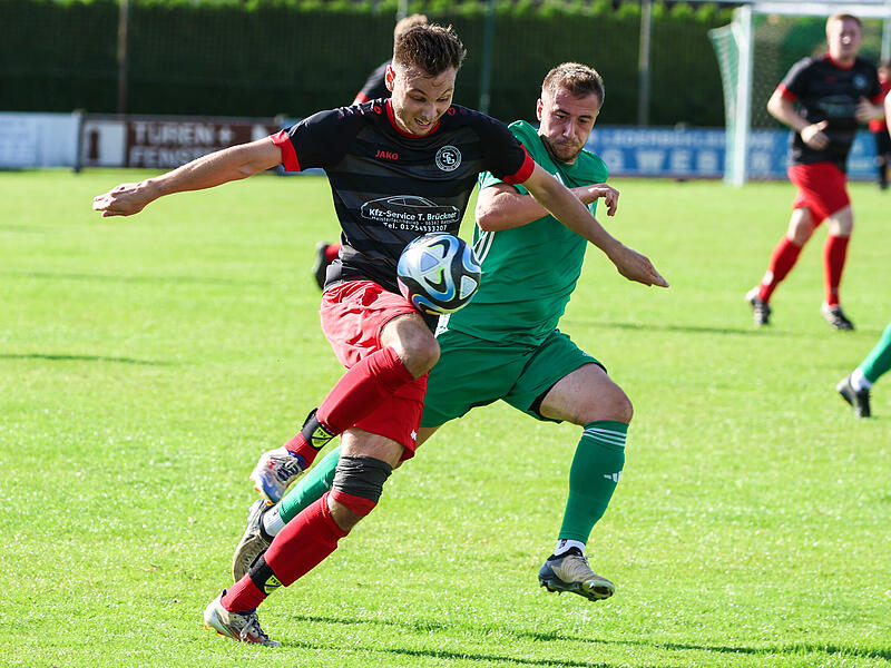 Mit dem Knie nimmt der Reitscher Florian Reinhardt (rot) den Ball mit und kämpft sich in den Strafraum, dort wird er von Valentin Schedel berührt und geht zu Boden. Schiedsrichter Ali Duman zeigt auf den Punkt und gibt Elfmeter.