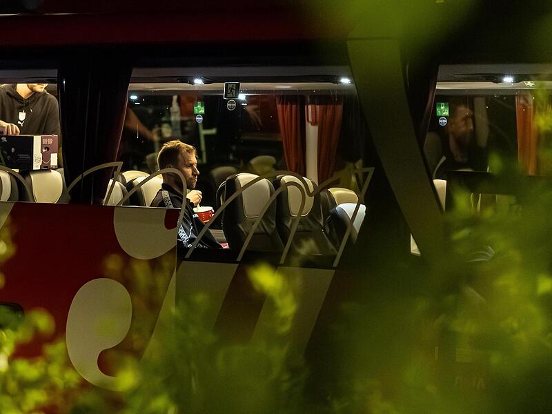 Vor seiner wohl letzten Dienstfahrt von Berlin nach Bamberg saß Anton Gavel nachdenklich im Baskets-Mannschaftsbus. Vor seiner wohl letzten Dienstfahrt von Berlin nach Bamberg saß Anton Gavel nachdenklich im Baskets-Mannschaftsbus.