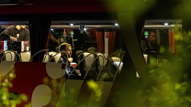 Vor seiner wohl letzten Dienstfahrt von Berlin nach Bamberg saß Anton Gavel nachdenklich im Baskets-Mannschaftsbus. Vor seiner wohl letzten Dienstfahrt von Berlin nach Bamberg saß Anton Gavel nachdenklich im Baskets-Mannschaftsbus.