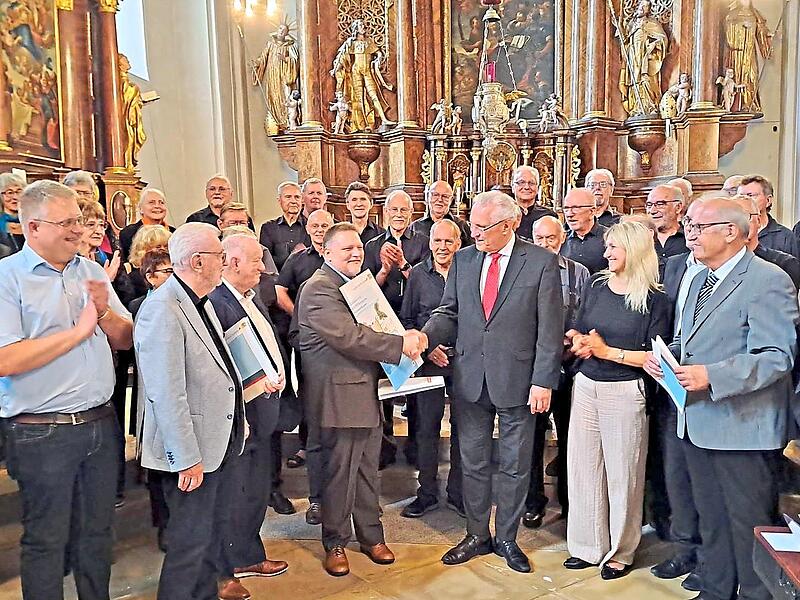Die Scheckübergabe erfolgte in der Pfarrkirche in Weißenohe.Fränkischer Sängerbund Die Scheckübergabe erfolgte in der Pfarrkirche in Weißenohe.Fränkischer Sängerbund