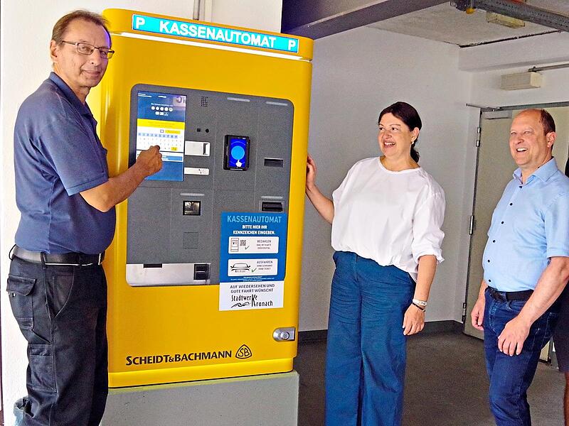 Das neue Bezahlsystem erläutert (von links) der Leiter der Stadtwerke Thomas Wolf der Bürgermeisterin Angela Hofmann, ihrem Stellvertreter Ralf Völkl. Daneben Thomas Ehrsam und Jochen Löffler. Heike Schülein Das neue Bezahlsystem erläutert (von links) der Leiter der Stadtwerke Thomas Wolf der Bürgermeisterin Angela Hofmann, ihrem Stellvertreter Ralf Völkl. Daneben Thomas Ehrsam und Jochen Löffler. Heike Schülein