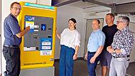 Das neue Bezahlsystem erläutert (von links) der Leiter der Stadtwerke Thomas Wolf der Bürgermeisterin Angela Hofmann, ihrem Stellvertreter Ralf Völkl. Daneben Thomas Ehrsam und Jochen Löffler. Heike Schülein Das neue Bezahlsystem erläutert (von links) der Leiter der Stadtwerke Thomas Wolf der Bürgermeisterin Angela Hofmann, ihrem Stellvertreter Ralf Völkl. Daneben Thomas Ehrsam und Jochen Löffler. Heike Schülein