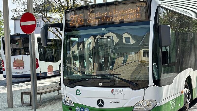 Die Linie 206 verkehrt im Moment zur zwischen dem Forchheimer ZOB (im Bild) und Zeckern. Dort muss man auf dem weiteren Weg nach Adelsdorf und Höchstadt umsteigen. Die Linie 206 verkehrt im Moment zur zwischen dem Forchheimer ZOB (im Bild) und Zeckern. Dort muss man auf dem weiteren Weg nach Adelsdorf und Höchstadt umsteigen.