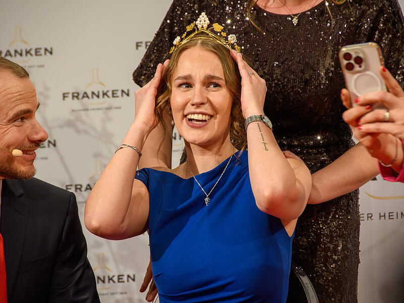 Angelina Seiler aus Stammheim im Landkreis Schweinfurt ist neue Fränkische Weinkönigin. Angelina Seiler aus Stammheim im Landkreis Schweinfurt ist neue Fränkische Weinkönigin.
