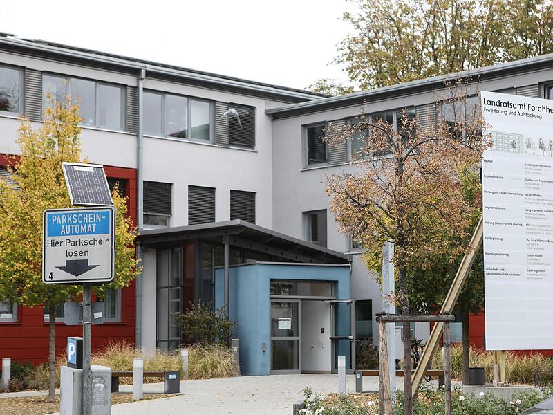 Die Beschäftigten im Forchheimer Landratsamt werden weitgehend mit der Kreisumlage bezahlt.Forchheim & Fränkische Schweiz Die Beschäftigten im Forchheimer Landratsamt werden weitgehend mit der Kreisumlage bezahlt.Forchheim & Fränkische Schweiz