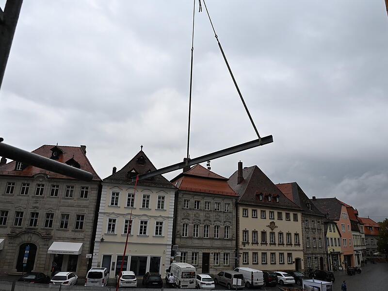 Am Dienstag wurden an der Forchheimer Rathausbaustelle die H&auml;ngewerke in den Dachstuhl eingebaut.