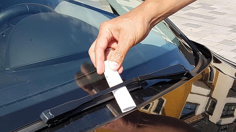 Wer trotz Verbots mit dem E-Auto in die Tiefgarage fährt, muss mit einem Strafzettel rechnen. Die Gefahr scheint nicht allzu groß zu sein.