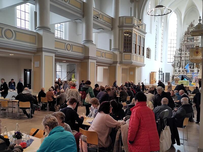 Mehrere Hundert Besucherinnen und Besucher kamen bislang täglich zur Vesperkirche Morizkirche in Coburg. Mehrere Hundert Besucherinnen und Besucher kamen bislang täglich zur Vesperkirche Morizkirche in Coburg.