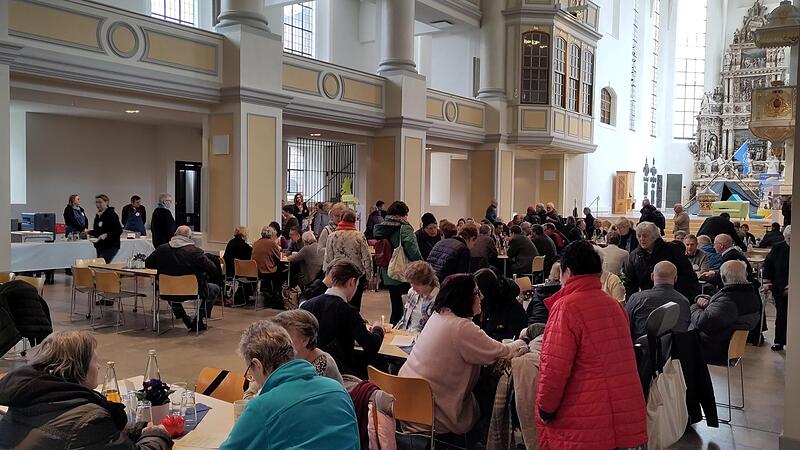 Mehrere Hundert Besucherinnen und Besucher kamen bislang t&auml;glich zur Vesperkirche Morizkirche in Coburg.