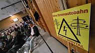Vor allem in Zeitlofs im Landkreis Bad Kissingen regt sich Widerstand gegen die Stromautobahn P43. Das Bild entstand 2023 bei einer Infoveranstaltung f&uuml;r Einwohnerinnen und Einwohner.