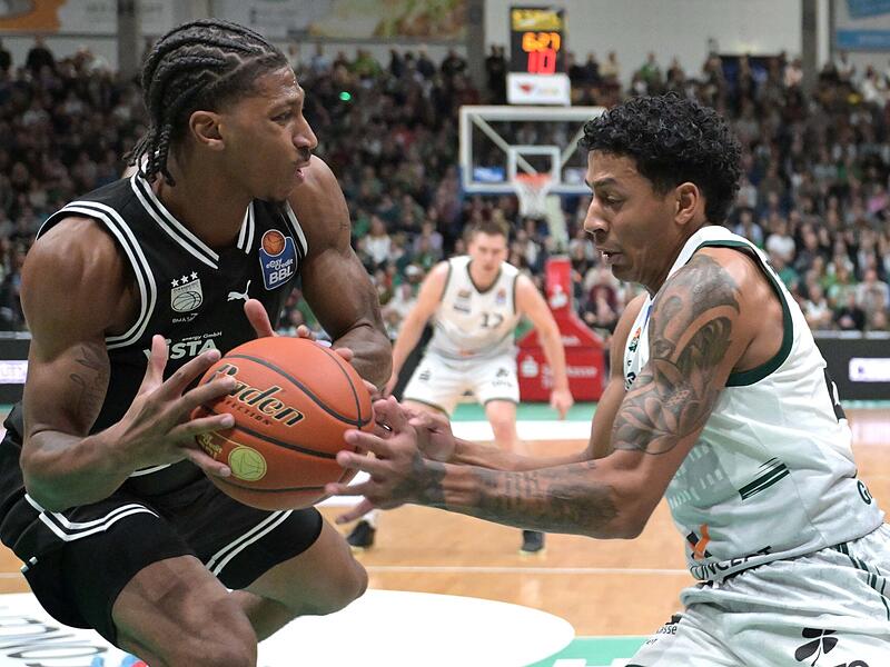 Der Bamberger Demarcus Demonia (links) kämpft mit dem Trierer Matchwinner Eli Brooks um das Spielgerät.