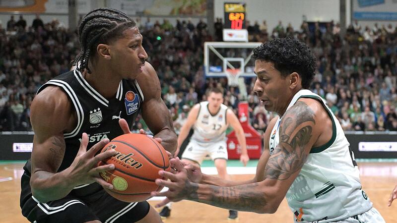 Der Bamberger Demarcus Demonia (links) k&auml;mpft mit dem Trierer Matchwinner Eli Brooks um das Spielger&auml;t.