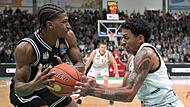 Der Bamberger Demarcus Demonia (links) kämpft mit dem Trierer Matchwinner Eli Brooks um das Spielgerät.