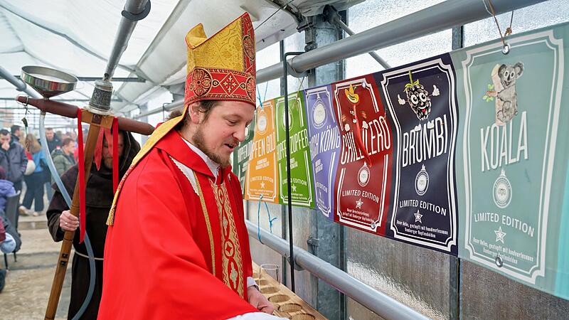 Bierschoff Tobirius segnet das Seidla-Brett.