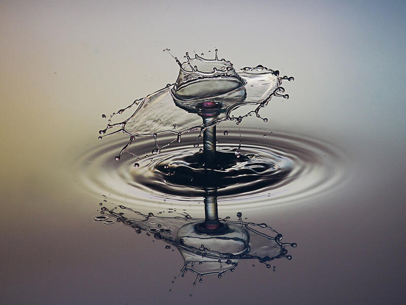 Foto "Gespiegelte Tropfen auf Tropfen"
