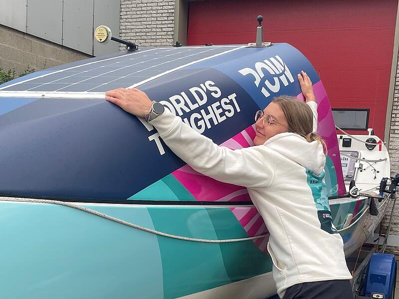 Das Offshoare-Team macht das Boot fertig für den OzeanDas Offshoare-Team macht das Boot fertig für den Ozean Tschüss Boot! Das Ruderboot wird von den Niederlanden aus zum Start nach La Gomera transportiert.