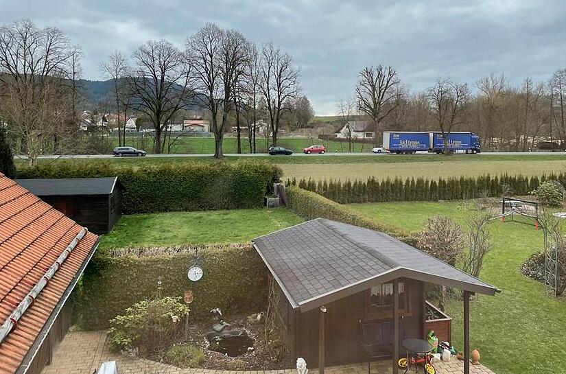 Der Antrag auf Errichtung eines Lärmschutzwalls zwischen Wohngebiet der Louis-Dietrich-Straße und Bundesstraße 173 wurde mit zwei Gegenstimmen abgelehnt. Der Antrag auf Errichtung eines Lärmschutzwalls zwischen Wohngebiet der Louis-Dietrich-Straße und Bundesstraße 173 wurde mit zwei Gegenstimmen abgelehnt.