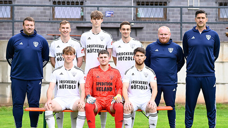 Sportlicher Leiter Christian Holzmann (links), die Trainer Marcel Pavel und Achim Engel (rechts) mit den Neuzug&auml;ngen (obere Reihe von links) Lukas Schwalb, Justin Berwind, Bastian Br&uuml;ckner und (untere Reihe von links) Adrian Brehm, Elias Neumann und Imam Shamurzaev