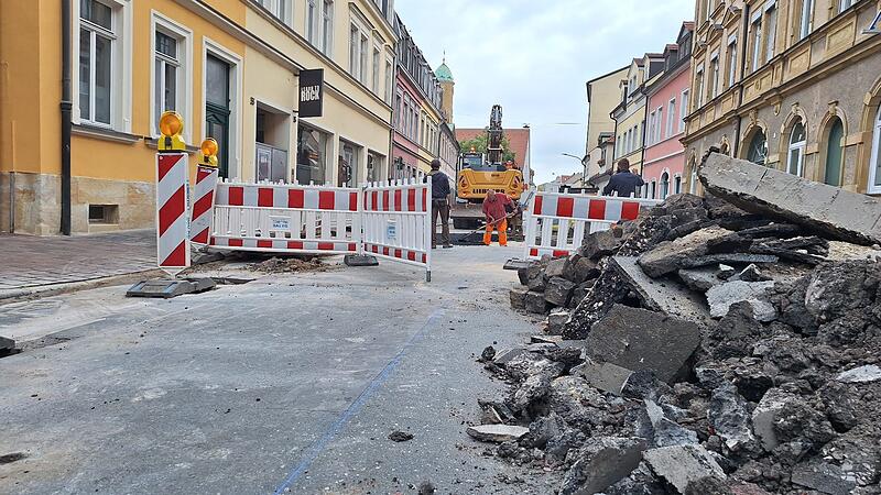 Derzeit sind in der Bamberger Siechenstra&szlig;e Arbeiter damit besch&auml;ftigt, die Fahrbahnoberfl&auml;che wieder herzustellen.