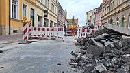 Derzeit sind in der Bamberger Siechenstraße Arbeiter damit beschäftigt, die Fahrbahnoberfläche wieder herzustellen.