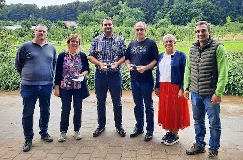 Die Preisverleihung „Schwerste Kirsche“ (v. l.): Manuel Rauch (Geschäftsführer Obstgenossenschaft), F. Heid, Wolfgang Meisel, Stefan Schüssel, stellvertretende Landrätin Rosi Kraus und Jonas Maußner (Betriebsleiter Obstinformationszentrum Hiltpolt... Die Preisverleihung „Schwerste Kirsche“ (v. l.): Manuel Rauch (Geschäftsführer Obstgenossenschaft), F. Heid, Wolfgang Meisel, Stefan Schüssel, stellvertretende Landrätin Rosi Kraus und Jonas Maußner (Betriebsleiter Obstinformationszentrum Hiltpolt...