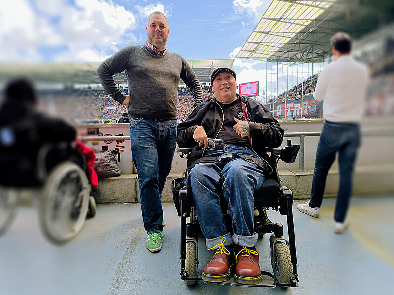 Der Krankenpfleger Heiko Reh (links) bietet Eventreisen für Menschen im Rollstuhl an.