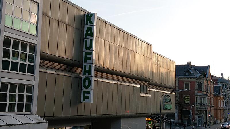 Die Coburger Kaufhof-Filiale an der Hindenburgstra&szlig;e im Abendlicht.