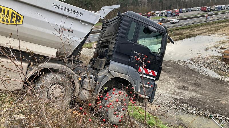 Da hat nicht mehr viel gefehlt, und der schwere Muldenkipper wäre bei Haidt an der Baustelle der A 3 den Abhang hinuntergestürzt. Da hat nicht mehr viel gefehlt, und der schwere Muldenkipper wäre bei Haidt an der Baustelle der A 3 den Abhang hinuntergestürzt. 