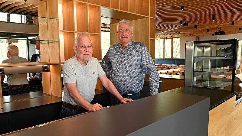Wolfgang Fischer (l.) und Klaus Lachmann suchen einen neuen P&auml;chter f&uuml;r die Vereinsgastst&auml;tte des Schwimmvereins Bamberg.