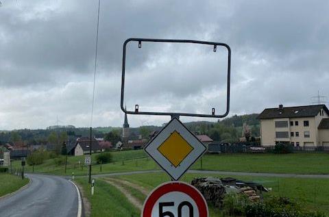 Eine fehlende Ortstafel kann zu schwerwiegenden Folgen führen.