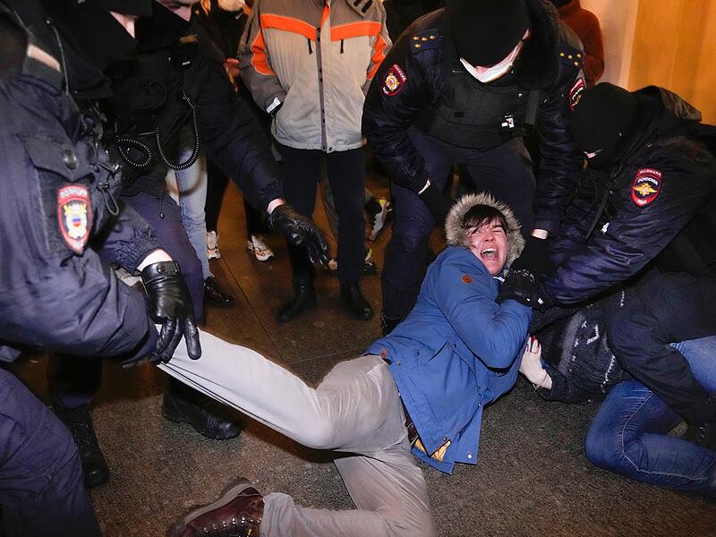 Polizisten nehmen eine Demonstrantin fest während einer Demonstration in St. Petersburg gegen den Angriff Russlands auf die Ukraine. Russische Truppen haben ihren erwarteten Angriff auf die Ukraine gestartet.