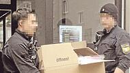 Polizeibeamte tragen beschlagnahmtes Material aus den Räumen der AfD-Stadtratsfraktion in Augsburg. Polizeibeamte tragen beschlagnahmtes Material aus den Räumen der AfD-Stadtratsfraktion in Augsburg.