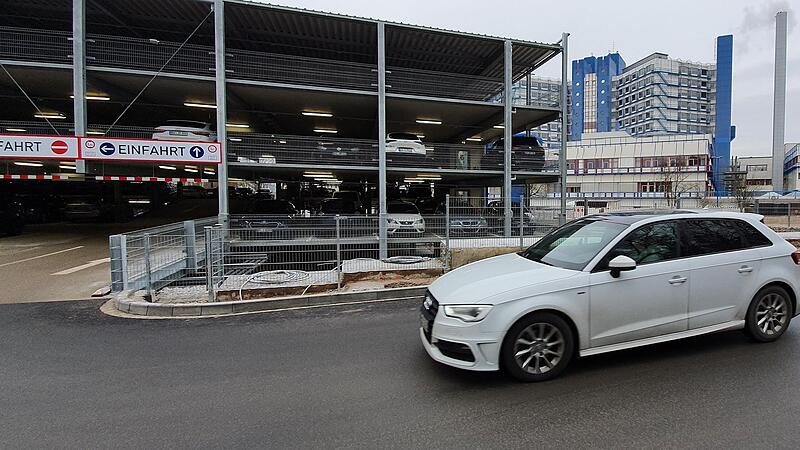 Das neue Parkhaus am Bamberger Klinikum soll die Verkehrssituation entsch&auml;rfen.