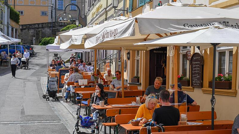 Erste Öffnung nach sieben Monaten: Der „Kachelofen“ war am Montagmittag gut besucht. Erste Öffnung nach sieben Monaten: Der „Kachelofen“ war am Montagmittag gut besucht.