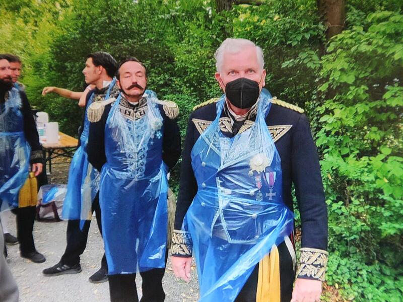 Wenn es zu regnen beginnt, bekommen die Komparsen Schutzüberzüge – damit die schönen Uniformen nicht nass werden. Wenn es zu regnen beginnt, bekommen die Komparsen Schutzüberzüge – damit die schönen Uniformen nicht nass werden.