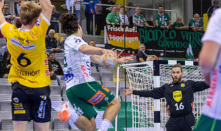 Petros Boukovinas hielt in der ersten Halbzeit gegen G&ouml;ppingen neun B&auml;lle.