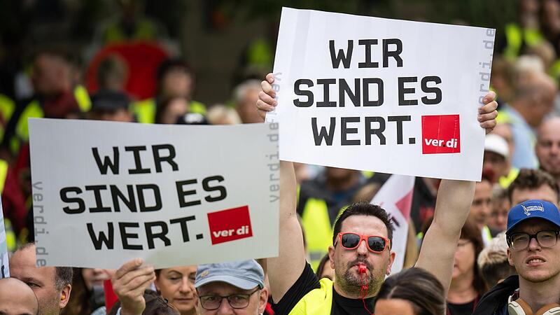 Für bessere Arbeitsbedingungen gingen Beschäftigte im Handel auf die Straße und legten zum Teil ihre Arbeit nieder. Für bessere Arbeitsbedingungen gingen Beschäftigte im Handel auf die Straße und legten zum Teil ihre Arbeit nieder.