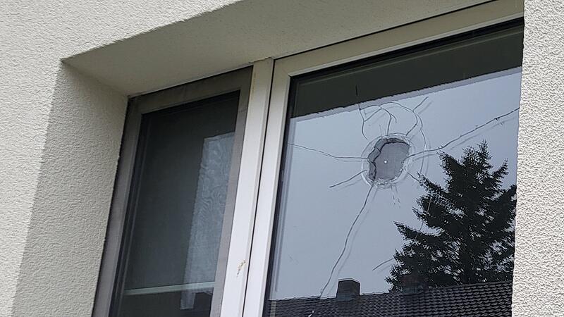 Ein Schuss traf ein Fenster eines Mehrfamilienhauses  in Münnerstadt.