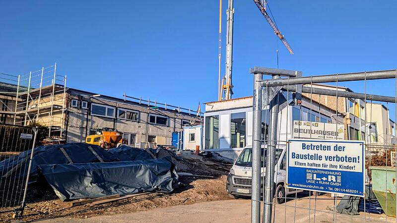 Der Haupteingang ist seit Jahren unpassierbar &ndash; und die Arbeiten an der Schule verz&ouml;gern sich weiter.Forchheim & Fr&auml;nkische Schweiz