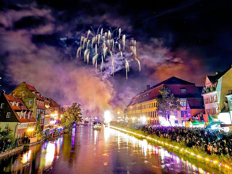 Das Abschlussfeuerwerk der Sandkerwa 2025 war extralang und wartete mit einer ausgefeilten Musik-Choreografie auf.
