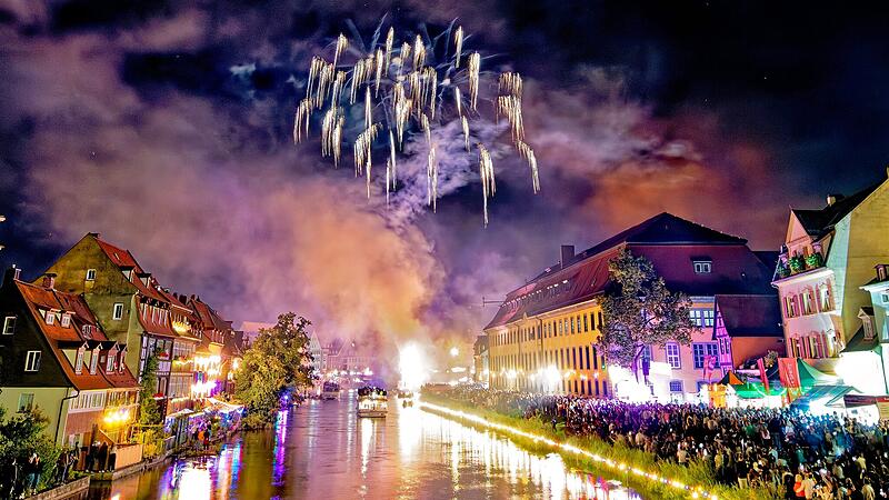 Das Abschlussfeuerwerk der Sandkerwa 2025 war extralang und wartete mit einer ausgefeilten Musik-Choreografie auf.