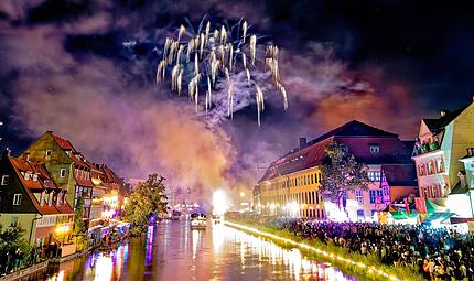 Abschlussfeuerwerk der Sandkerwa 2025 Das Abschlussfeuerwerk der Sandkerwa 2025 war extralang und wartete mit einer ausgefeilten Musik-Choreografie auf.