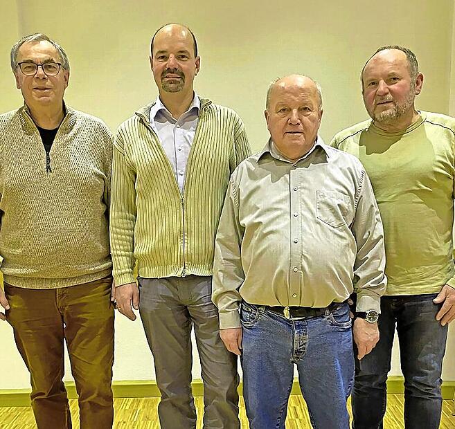 Als SPD-Bürgermeisterkandidat bewirbt sich Steffen Kandler (2. von links), auf unserem Bild mit Versammlungsleiter Bernhard Ruß (links) sowie (von rechts) 2. Bürgermeister Reinhold Stöhr und dem amtierenden Bürgermeister Karl-Heinz Kandler, der ni...