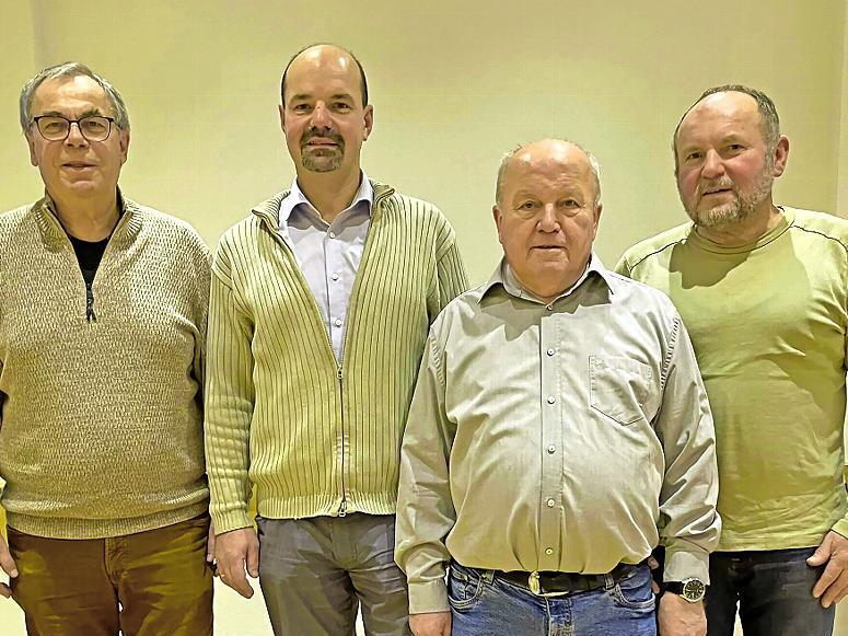 Als SPD-Bürgermeisterkandidat bewirbt sich Steffen Kandler (2. von links), auf unserem Bild mit Versammlungsleiter Bernhard Ruß (links) sowie (von rechts) 2. Bürgermeister Reinhold Stöhr und dem amtierenden Bürgermeister Karl-Heinz Kandler, der ni...