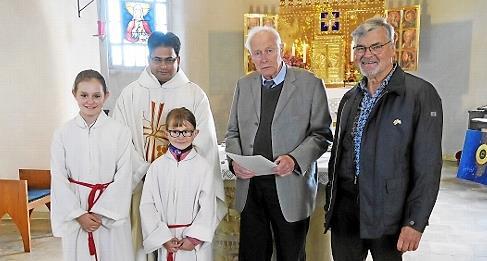 68 Jahre unentgeltlicher Orgeldienst in der Kirche in Kraisdorf: Für diese außergewöhnliche Leistung erhielt Reinhold Schaad aus den Händen von Kaplan Pater David Susai und Kirchenpfleger Klemens Albert (rechts) die Ehrennadel und Urkunde der Diözese Würzburg. Die beiden Ministrantinnen Angelina und Josefine Betz (von rechts) freuten sich mit dem Geehrten.
