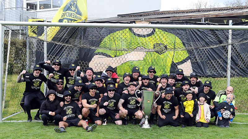 Mission erf&uuml;llt: Der SV Merkendorf um Trainer Stefan Grasser (Mitte, neben Pokal) kehrt ein Jahr nach dem Sturz in die Kreisklasse zur&uuml;ck in die Kreisliga.